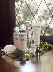 Beautiful skin is the starting point for all beauty. Skin care that is fun to look at, touch, and feel, even as it makes you more beautiful, and is packed with the blessings of fruit. The brand was created with careful attention paid not only to comfort of use but also fragrance and design.