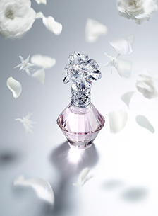 The blessed fragrance of flowers, woven from over 100 materials. Brilliantly clear and pure, a charming fragrance that will find a special place in your heart. \n\nJILL STUART Crystal Bloom Eau de Parfum